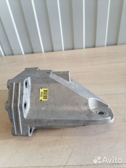 Кронштейн двигателя правый Genesis G70 G4KL 2019