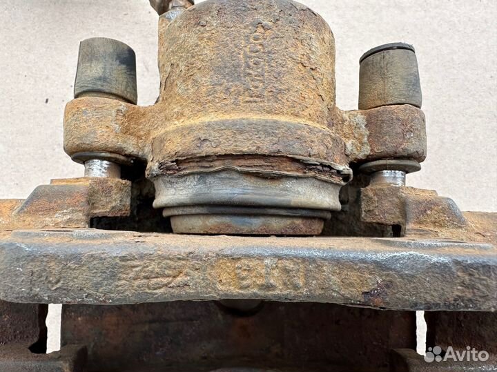 Суппорт передний левый Volvo s40