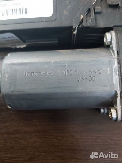 Моторчик стеклоподъемника передний левый