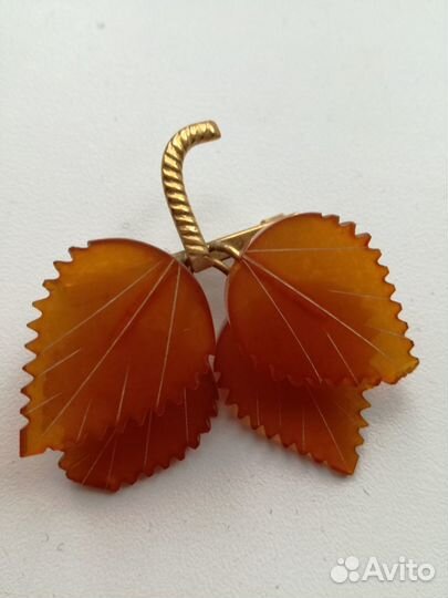 Из янтаря советские броши
