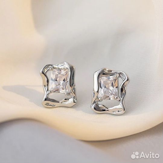 Серебряные серьги с муассанитами