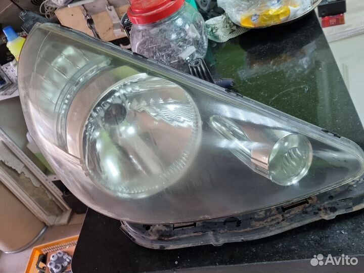 Фара передняя правая Хонда Фит Gd1