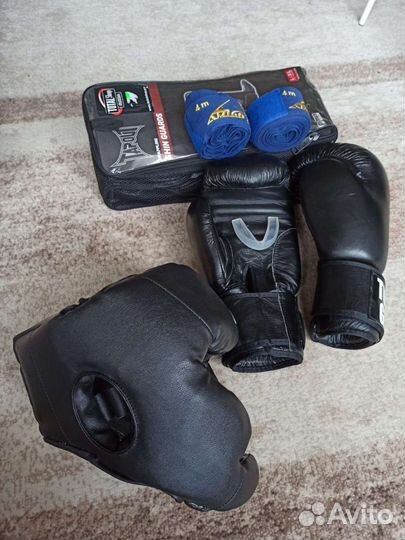 Перчатки и шлем боксерские