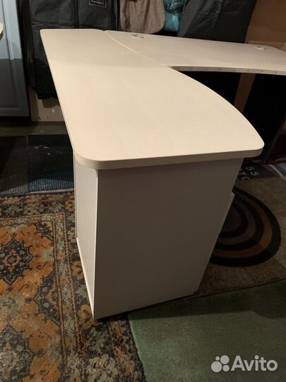 Стол компьютерный из лдсп бежевого цвета