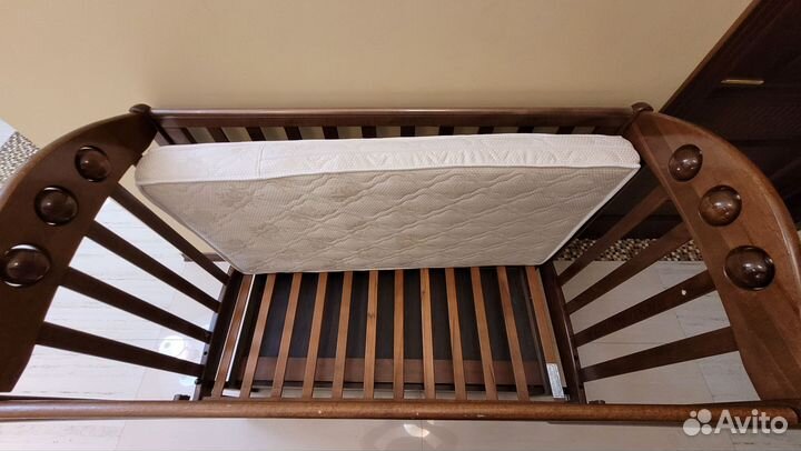 Детская кроватка с продольным маятником и матрасом