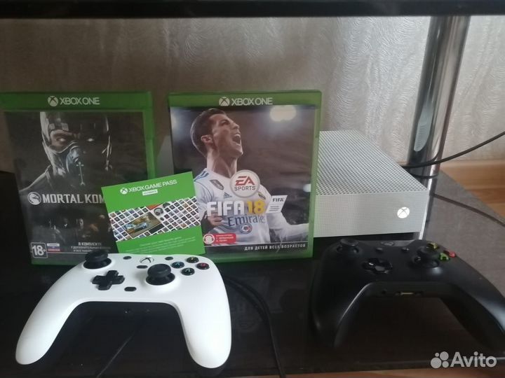 Xbox one s 500gb, с играми + 3 джойстика