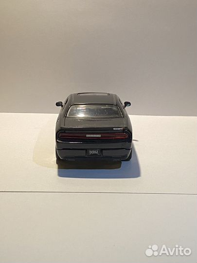 Машинка коллекционная Dodge Challenger STR8 1:24