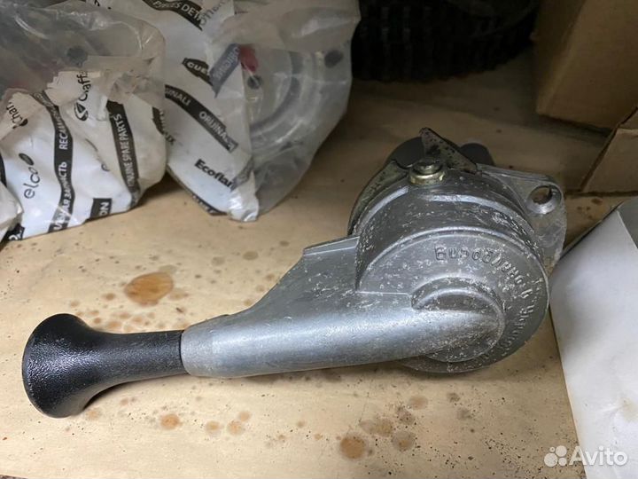 Кран ручного тормоза 3 отверстия (пааз)