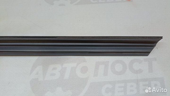 Уплотнитель стекла двери передний левый