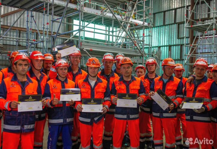 Рабочие на монтаж строительных лесов вахта