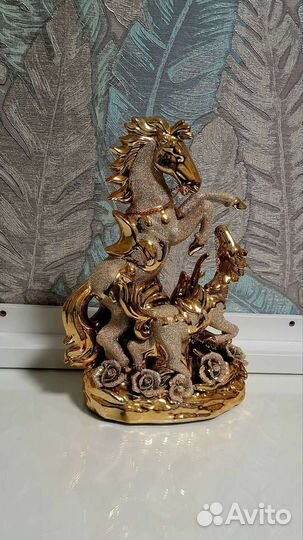 Лошадь керамическая интерьерная статуэтка