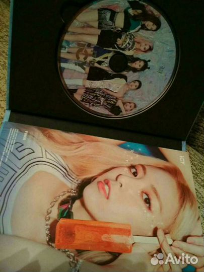 Альбом с диском корейской группы