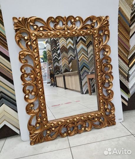 Зеркало настенное в раме