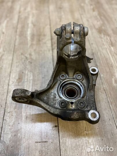 Кулак поворотный левый в сборе Volkswagen Passat