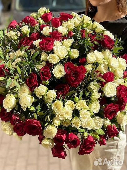 Букет из 39 красных и белых кустовых роз с зеленью