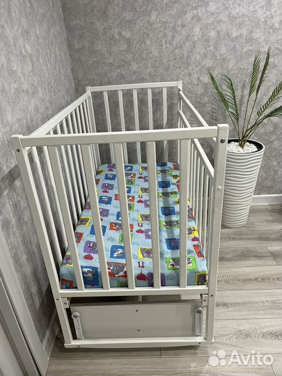 Детская кроватка с маятником