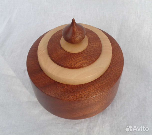 Шкатулка из красного дерева