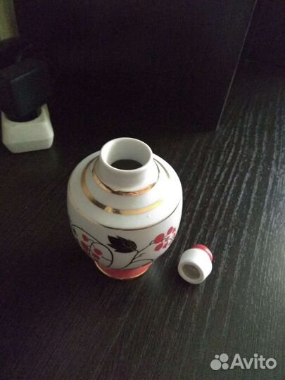 Антикварный фарфоровый сосуд