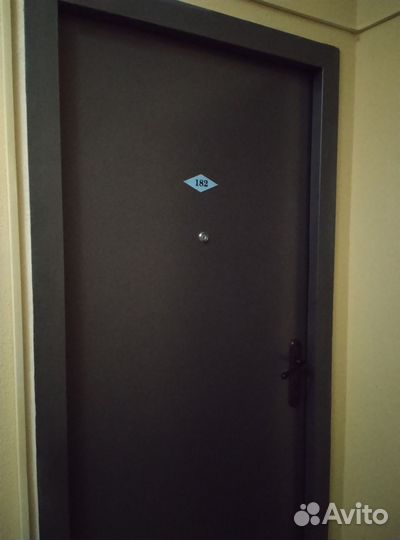Дверь входная металлическая б/у