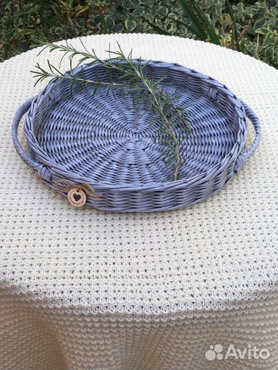 Плетеный поднос из бумажной лозы