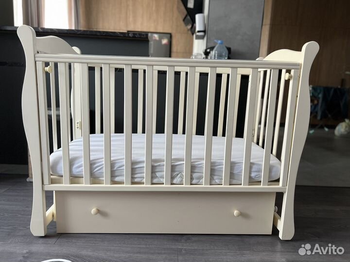 Детская кроватка с маятником, ящиком и матрасом