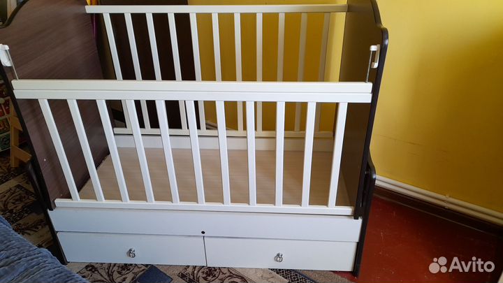 Детская кроватка с маятником и ящиком