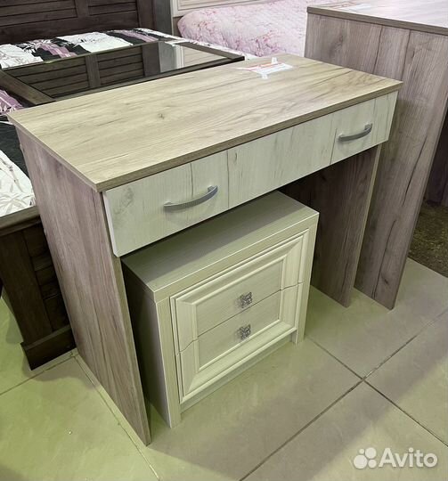 Стол макияжный