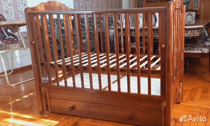 Детская кровать, стул для кормления и постель