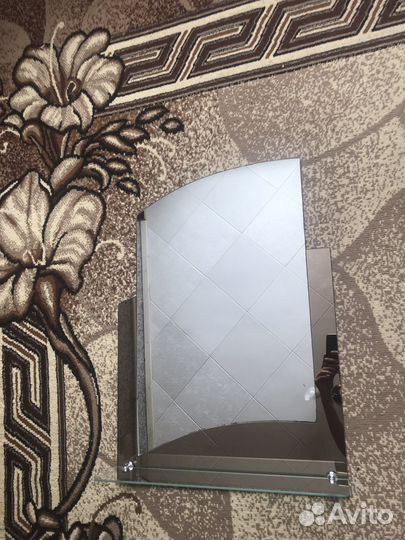 Зеркало в ванную с полочкой