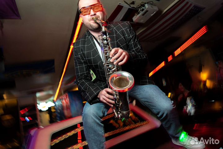 Саксофонист,вокалист