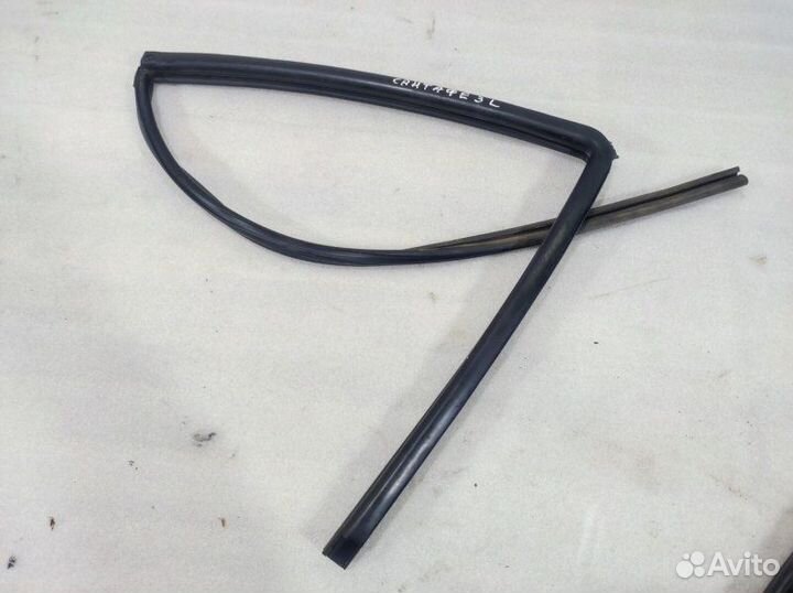 Уплотнитель стекла двери задний левый Hyundai