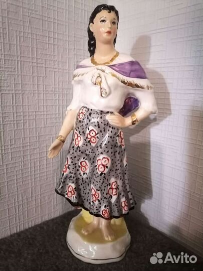Фарфоровая статуэтка 