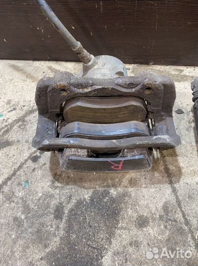 Суппорт передний Mercedes-Benz W204