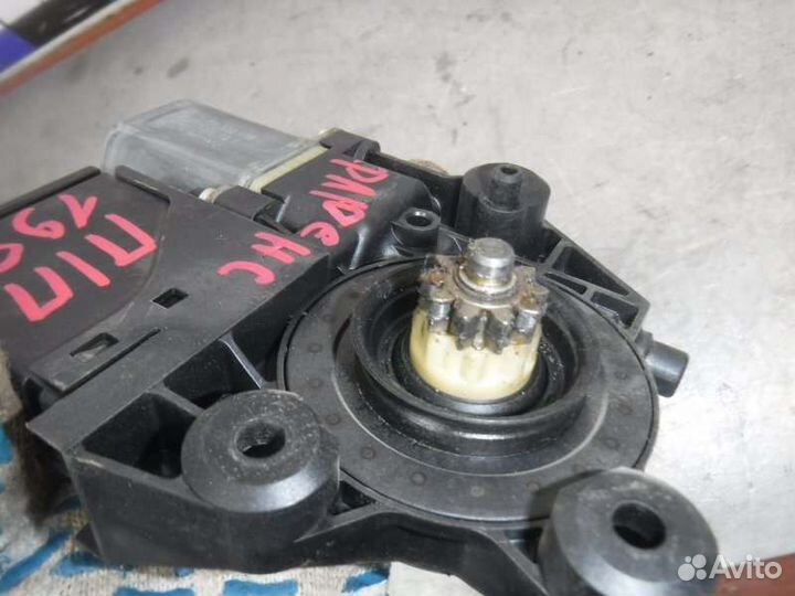 Мотор стеклоподъемника передний правый Renault