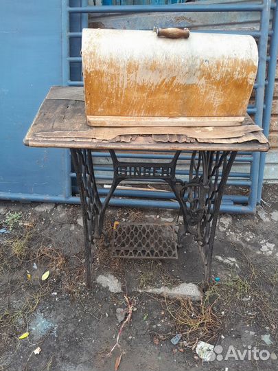 Старая швейная машинка Зингер