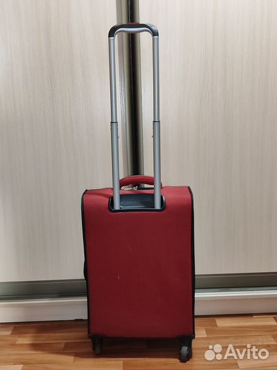 Чемодан на колесах среднего размера