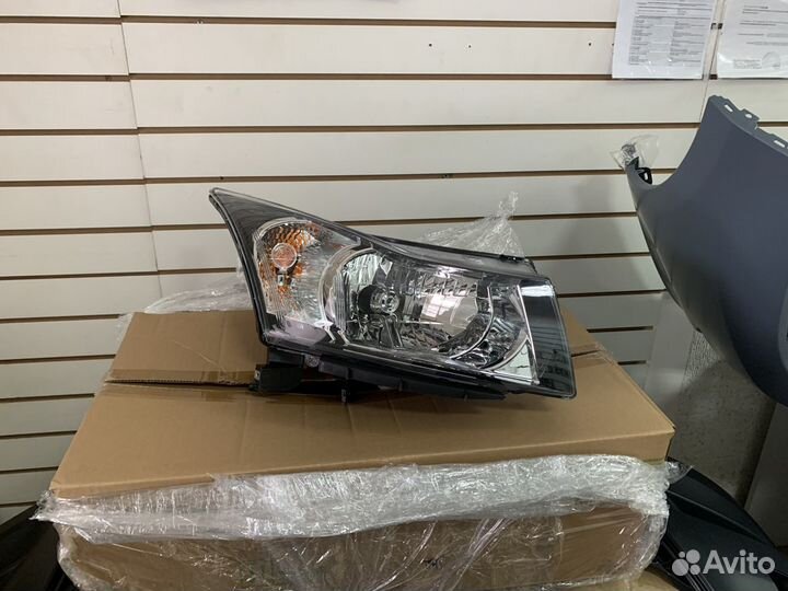 Фара правая Chevrolet Cruze 2009-2016 черная