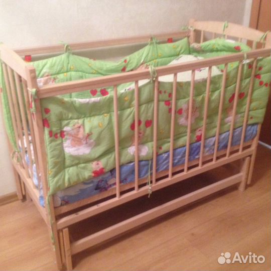 Кроватка детская с маятником