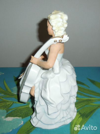 Статуэтка фарфоровая 