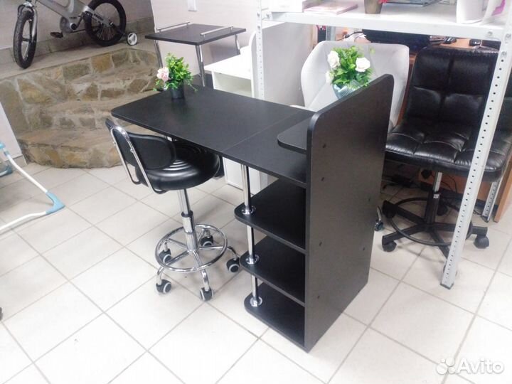 Маникюрный стол