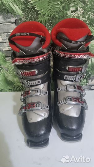 Горнолыжные ботинки с лыжами