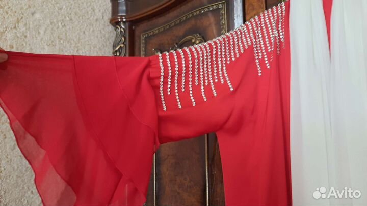 Платье с накидкой