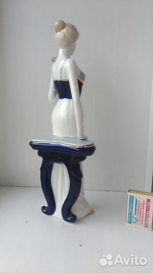Фарфоровая статуэтка