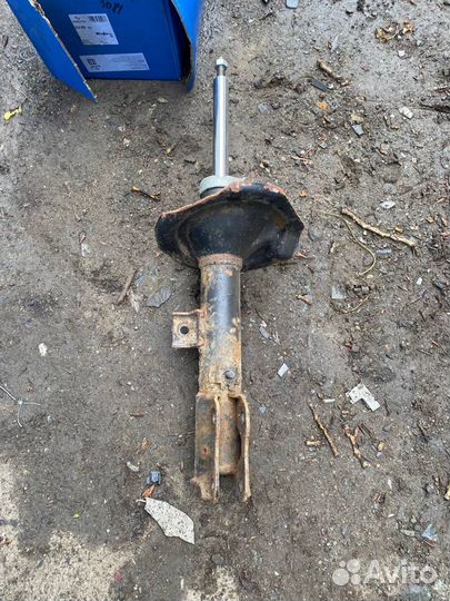 Амортизатор передний правый Mitsubishi Outlander X