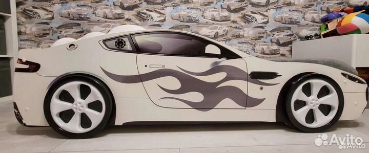 Детская кроватка-машинка (белого цвета)