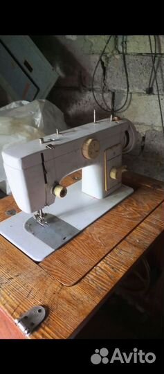 Швейная машина Чайка