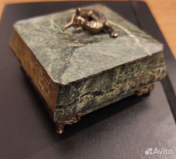 Малахитовая шкатулка с ящерицей