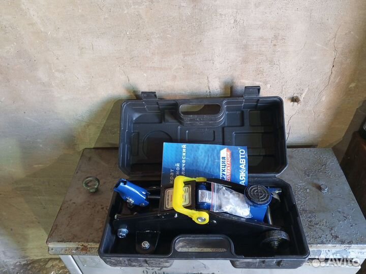 Домкрат подкатной 2 т