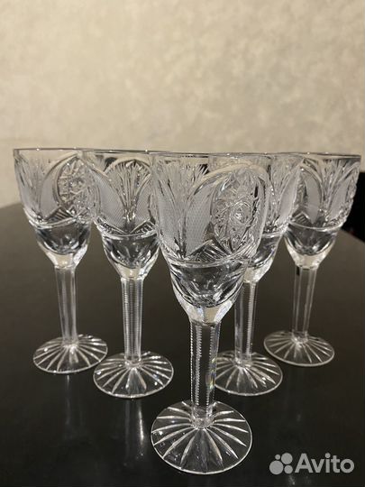 Хрустальные рюмки на ножке