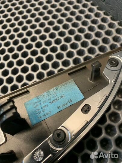 Декоративная накладка двери передняя правая Audi